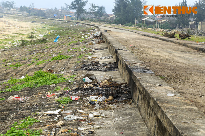 Trao đổi với PV, ông Nguyễn Văn Hùng – Phó Chủ tịch UBND xã Cẩm Nhượng cho biết: “Nguyên nhân có sự xuất hiện của bãi rác nằm phía sau trụ sở UBND xã là do xe nghiền rác bị hỏng trước tết, chính vì vậy chúng tôi phải linh động cho tập kết rác tại đây. Hơn nữa, địa phương có rất nhiều rác thải, một ngày chỉ cho 2 chuyến xe lấy rác từ xã Cẩm Nhượng lên bãi rác ở Cẩm Quan, nên lượng rác cứ ứ đọng, chúng tôi sẽ tìm cách khắc phục tình trạng này một cách sớm nhất”.