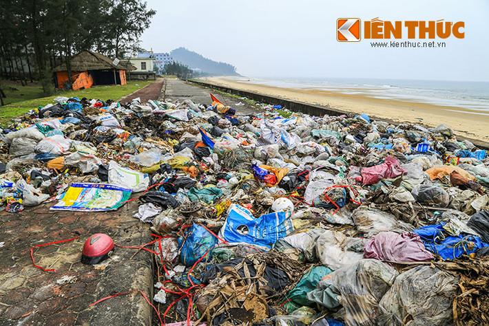 Nhiều tháng qua, người dân ở xã Cẩm Nhượng (Cẩm Xuyên - Hà Tĩnh) tỏ ra bức xúc vì bãi rác nằm cạnh UBND xã bốc mùi hôi thối.