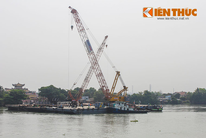 Sáng 26/3, hai chiếc sà lan chở cẩu "khủng" cùng nhiều thợ lặn đã được điều đến hiện trường, chuẩn bị công tác trục vớt cầu Ghềnh.