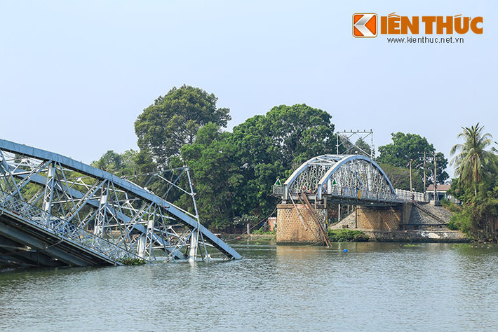 Đúng 9h, các thợ lặn bắt đầu xuống sông Đồng Nai để dò tìm và móc cáp vào các dầm cầu.