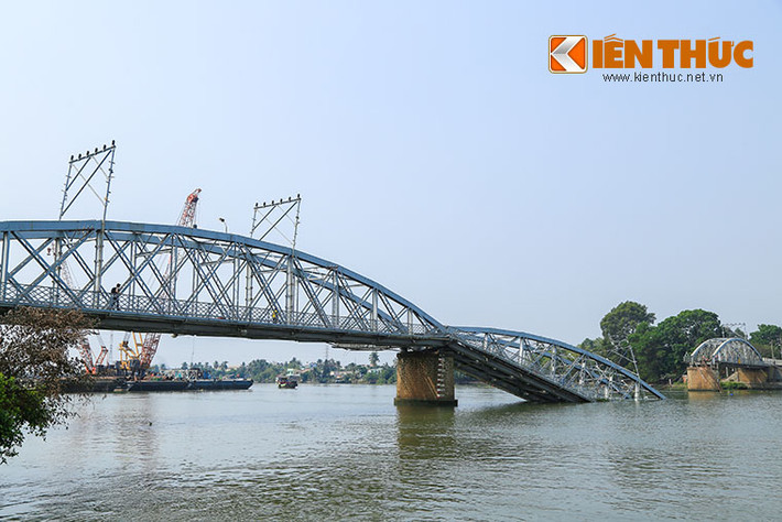 Trao đổi với PV Kiến Thức, ông Đặng Thành Trung - Phó Cục trưởng Cục quản lý xây dựng công trình Bộ giao thông cho biết, trong sáng nay đã cắt rời được thanh ray kết nối giữa nhịp 3 và nhịp 4 phía bờ Nam cầu Ghềnh (trước đó nhịp 3 bị treo trên ray nằm dưới sông). Hiện nay toàn bộ dưới đáy sông có nhiều đá trước đó dự định cắm 4 trụ xuống nhưng phải thay đổi phương án là thả neo sà lan. Định vị xong và khảo sát dự kiến công tác trục vớt sáng 27/3 sẽ là cắt rời nhịp 2 hạ xuống sông, mỗi nhịp cắt làm đôi ngay dưới sông rồi dùng cẩu lên sà lan.