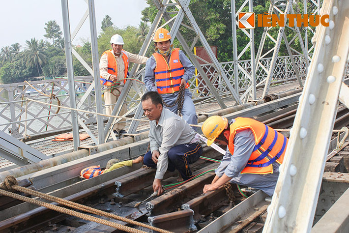Phía trên cầu, nhà chức trách đang tiến hành cắt các đoạn đường ray.