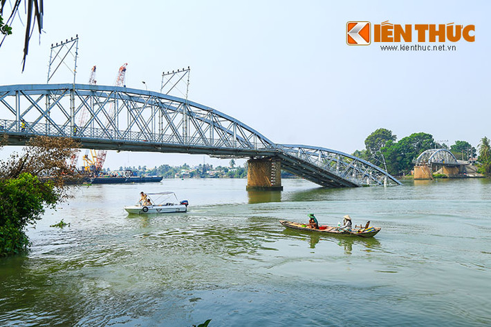 Giao thông trên sông Đồng Nai bị phong toả, các thuyền khi qua đây đều bị CSGT đường thuỷ chặn lại.