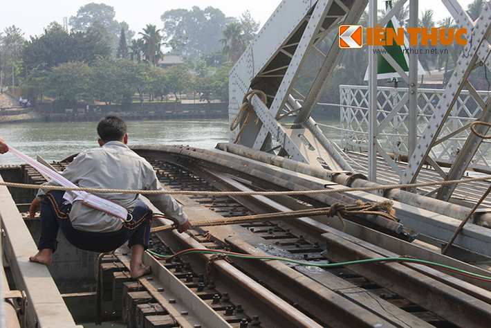 Thợ hàn đang tiến hành cắt các thanh ray.
