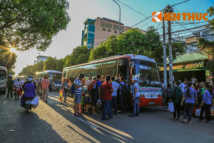 Theo ghi nhận tại ga Biên Hòa (cách cầu Ghềnh khoảng 1,5km), rất đông hành khách đi trên tàu SE7 từ phía Bắc vào phải đáp xuống đây và được nhân viên ga bố trí lên hai xe khách loại 45 chỗ xuất phát về lại ga Sài Gòn. Ảnh: Thiên Dũng