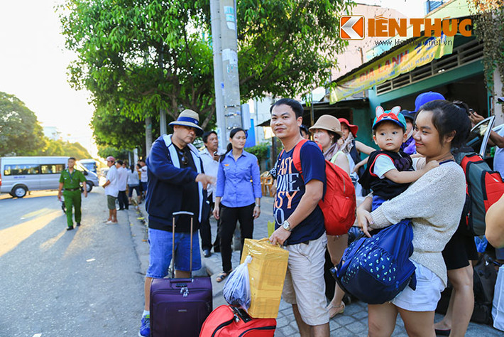 Tại cuộc họp liên ngành Công an, Đường Sắt và Sở GTVT tỉnh. Lãnh đạo ngành Đường sắt cho biết đến hết đêm nay dự kiến sẽ còn ba tàu chở khách từ Bắc vào Nam, ước tính gần 1.000 hành khách. Trước mắt ngành đường sắt đã bố trí các xe khách để trung chuyển giữa từ ga Sài Gòn và ga Biên Hòa. Ảnh: Thiên Dũng