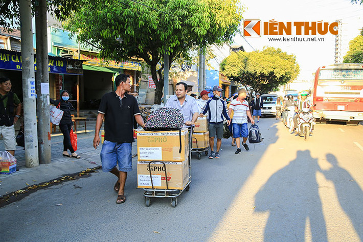 Theo lãnh đạo ga Biên Hòa, hiện tại ga này chỉ mới tiếp nhận những hành khách của tàu SE7 từ phía Bắc vào, đồng thời những hành khách xuất phát từ ga Sài Gòn cũng được ngành đường sắt bố trí trên xe khách về đến đây rồi lên hai tàu TN2 và SE22 ra phía Bắc. Ảnh: Thiên Dũng