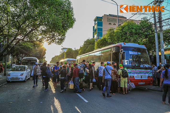 Ghi nhận thực tế chiều 20/3, có hàng ngàn hành khách đi tàu từ các tỉnh phía Bắc và miền Trung vào TP HCM đều bị mắc kẹt tại ga Biên Hoà do sự cố sà lan tông sập cầu Ghềnh vào trưa cùng ngày khiến giao thông đường sắt bị tê liệt. Ảnh: Thiên Dũng
