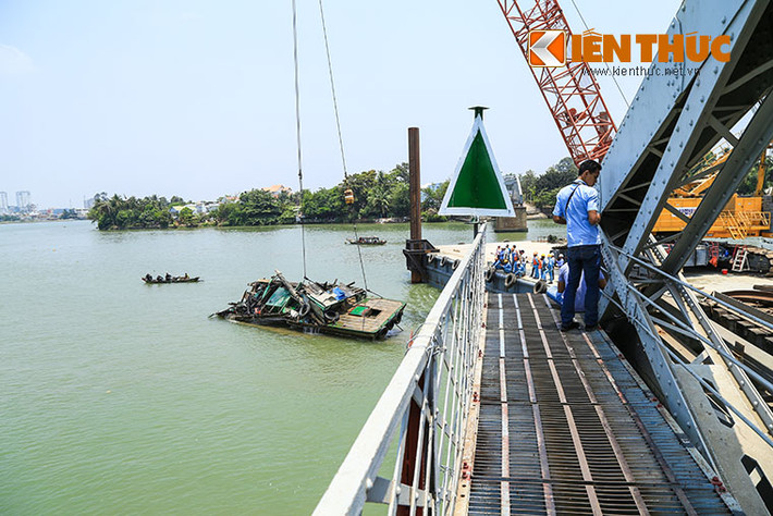 Sáng 30/3, lực lượng chức năng đã tiến hàng trục vớt tàu đẩy sà lan đâm sập cầu Ghềnh xảy ra vào 20/3 vừa qua.