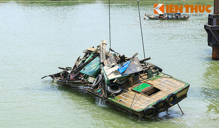 Theo quan sát, vì ngâm dưới nước nhiều ngày nên khi được cẩu lên, thân tàu đã bị vỡ, rời rạc nhiều bộ phận.