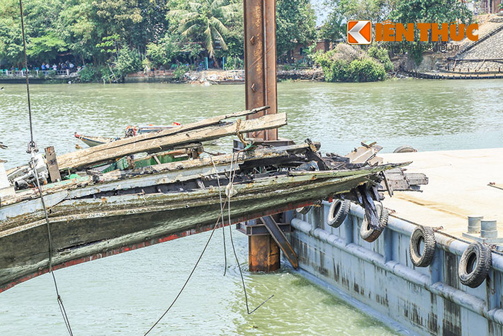Phần trước thân tàu không còn nguyên vẹn.