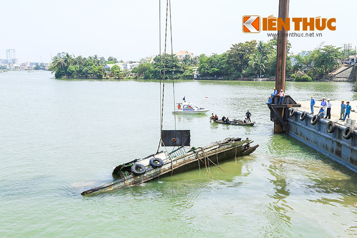 Đến 10h cùng ngày, chiếc tàu được đưa lên mặt nước. Tuy nhiên, trong lúc cẩu tàu lên khỏi mặt nước, dây cáp bất ngờ bị đứt khiến chiếc tàu lại chìm xuống sông.