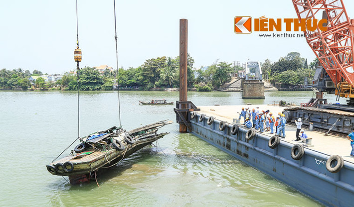 Đến 11h30, chiếc tàu được đưa lên khỏi mặt nước lần thứ 2. Nhưng lần này cũng không thành công do phần vỏ tàu chứa nhiều nước khiến các thớ gỗ bị vỡ toác. Cơ quan chức năng phải để tàu chìm xuống, các thợ lặn tiếp tục gia cố thêm dây cáp.