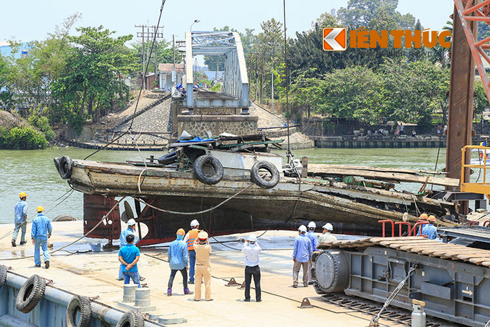 Đến 12h cùng ngày, chiếc tàu được đưa lên khỏi mặt nước thành công. Cơ quan chức năng tiến hành đưa tàu vào bờ phục vụ công tác kiểm nghiệm.