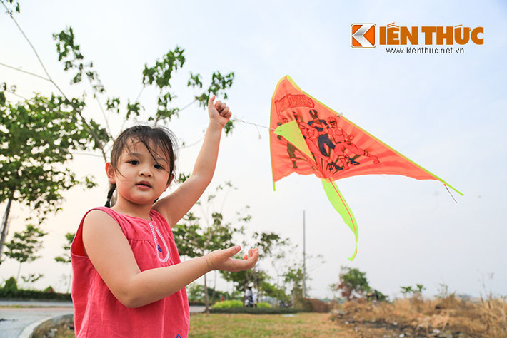 Bé Bảo Lam (4 tuổi) vui mừng khi được cầm trên tay con diều có hình "siêu nhân".