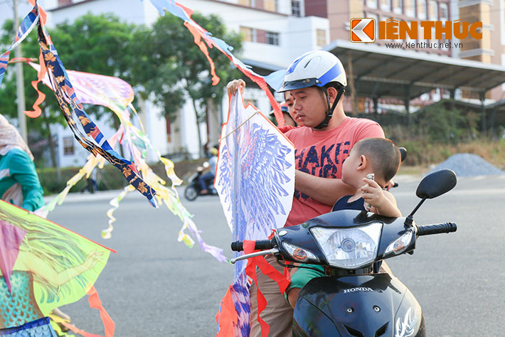 Những em bé được bố mẹ đưa đi chọn những con diều ưng ý nhất để thả tại các bãi đất trống.