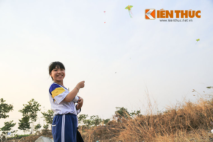 ...vui mừng khi được cầm tận tay những sợi dây điều khiển con diều bay lượn trên bầu trời.