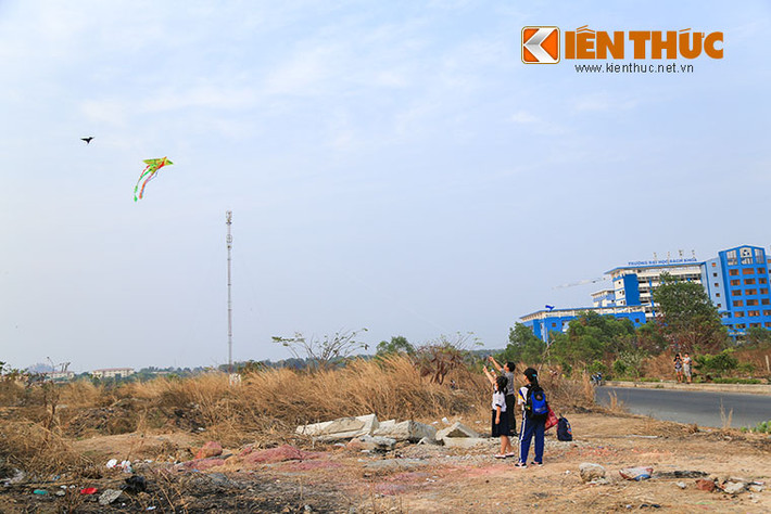 Các bãi đất trống ở làng Đại học Thủ Đức là một trong những nơi thu hút nhiều người tập trung nhất.