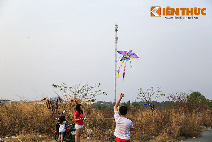 Những cánh diều no gió căng mình bay phấp phới trong nắng chiều như ước mơ của mỗi người được bay cao, bay xa. Mỗi mùa diều đến, tuổi thơ nhiều người lại được dịp ùa về với biết bao kỉ niệm đẹp.