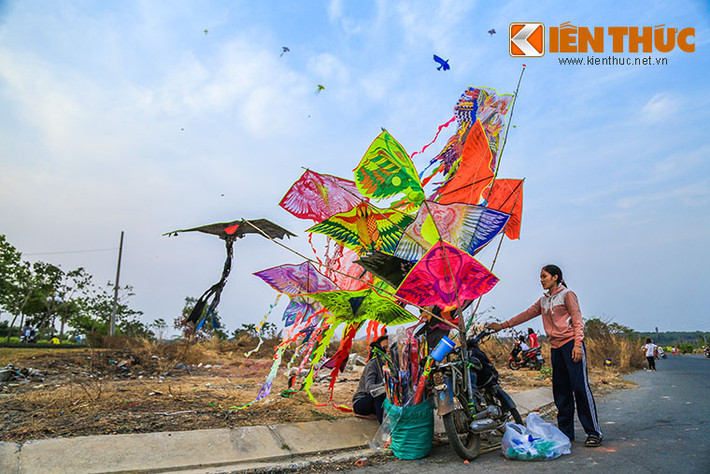 Những "đại lý" bán diều được tiếp thị đến tận tay với giá cả giao động từ 35-100 ngàn đồng/con.