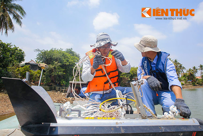 Đến hơn 16h cùng ngày, chuyến dò tìm bằng máy quét chướng ngại vật kết thúc, các kỹ sư tiếp tục đưa đo độ sâu của dòng sông tiếp tục công việc tìm kiếm. Kết quả cuộc khảo sát bằng máy quét sẽ là cơ sở qu2an trọng trong việc lên phương án trục vớt dầm cầu đã chìm dưới nước.