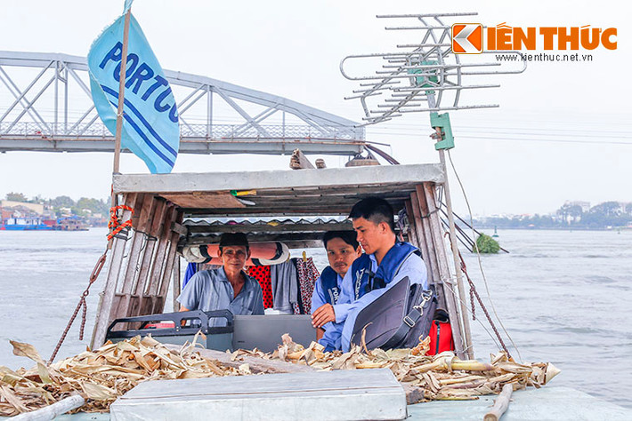 PV Kiến Thức đã lên thuyền, cùng đoàn công tác của Công ty cổ phần thiết kế kỹ thuật cảng biển (Portcoast) đưa thiết bị 3D xuống sông Đồng Nai để dò tìm và xác định vị trí chính xác của dầm cầu Ghềnh.