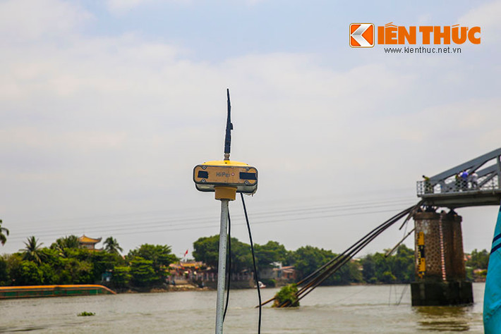 Thiết bị dò tìm 3D sẽ truyền hình ảnh màu về màn hình vi tính chuyên dụng đặt trên thuyền.