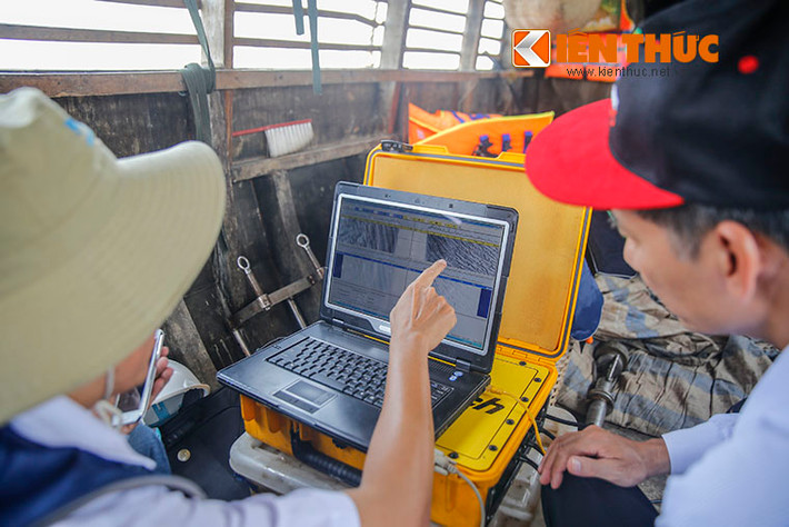 Ông Trương Hùng Phương, Phó tổng giám đốc công ty Portcoast trực tiếp chỉ đạo công việc. Theo ghi nhận của PV cùng chuyến dò tìm cùng Portcoast, để dò quét, các kỹ sư tiến hành cho thuyền đi dần từ ngoài vào trong. Tuy nhiên, do mực nước vào giữa trưa chảy rất siết nên thuyền không thể tiếp cận đúng vị trí cầu sập.
