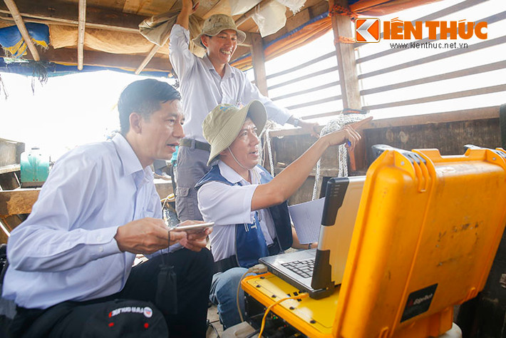 "Hình ảnh đáy sông có thể thấy được trong bán kính 200 m. Trường hợp đáy sông Đồng Nai thì nhìn thấy rõ ở bán kính 50 m do sông hẹp" - ông Nguyễn Tân Sơn, đại diện công ty Công ty cổ phần tư vấn thiết kế cảng, kỹ thuật biển cho biết.
