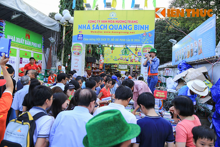 Người dân Sài Gòn đến Hội sách để đọc và tìm mua những cuốn sách hay đang được bán chạy nhất.