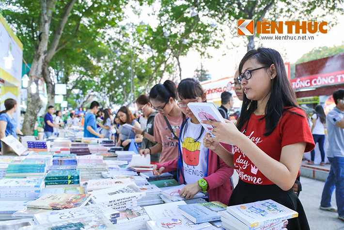 Thảo Vy - học sinh lớp 10 một trường THPT trên địa bàn TP HCM hồ hởi chia sẻ: "Đây là lần thứ 2 em đi Hội sách, đến đây không những được chọn lựa cho mình những cuốn sách hay với vô vàn kiến thức mà còn có những hoạt động vui như mua sách được tặng vẽ Henna (vẽ hình nghệ thuật lên da) miễn phí, được tô tượng thư giãn, được chụp hình chung với các cosplay fantasy (đóng giả nhân vật phiêu lưu giả tưởng) và các nhân tượng (người đứng mẫu như tượng)".