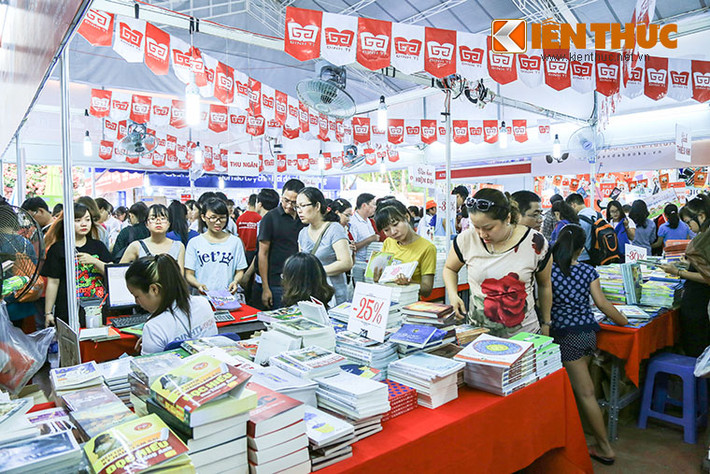 Độc giả tha hồ lựa chọn cho mình những cuốn sách ưng ý.