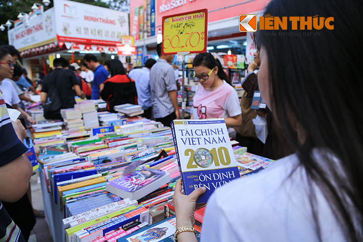 Đầy đủ các loại sách, tiểu thuyết, truyện tranh được bày bán tại Hội sách TP HCM 2016.