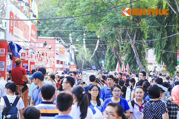 Chiều tối 27/3, hàng nghìn người dân Sài Gòn nườm nượp đổ về Hội sách TP HCM 2016 tại công viên Lê Văn Tám (Q.1, TP HCM).