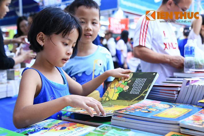 Trẻ em được bố mẹ dẫn đi hội sách với cả một kho tàng truyện tranh.