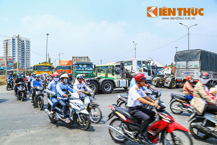 Ghi nhận thực tế cho thấy, tình trạng kẹt xe xảy ra vào lúc 12h trưa, hàng ngàn phương tiện lưu thông vào cảng Cát Lái phải xếp hàng dài từ giao lộ Mai Chí Thọ - Đồng Văn Cống đến vòng xoay Mỹ Thuỷ và ngược lại.