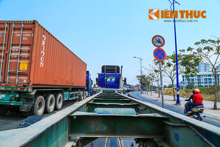 Hàng ngàn phương tiện xếp hàng dài từ ngã ba Mai Chí Thọ - Đồng Văn Cống đến cầu Mỹ Thuỷ 2.
