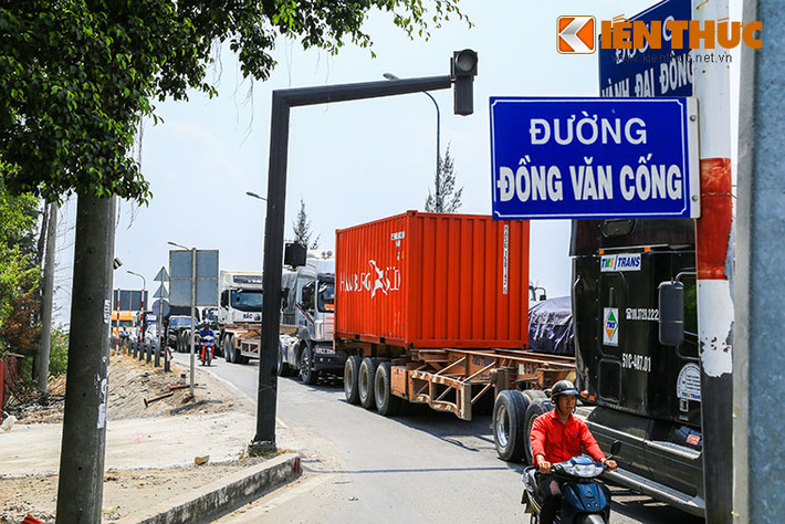 Hướng ngược lại các phương tiện lưu thông trên đường Vành Đai Đông hướng từ cầu Phú Mỹ (Q.7) về cảng Cát Lái cũng phải chịu cảnh "chôn chân" vì điểm ùn tắc nằm ở vòng xoay Mỹ Thuỷ.