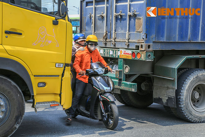 Xe máy phải tìm cách luồn lách qua các khẽ hở để thoát khỏi khu vực ùn tắc này.