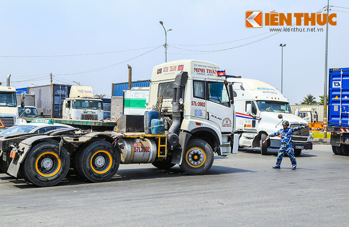 Khoảng 30p sau khi tình trạng kẹt xe xảy ra, một chiến sĩ của Quân cảng Sài Gòn mới có mặt để điều tiết, phân luồng các phương tiện lưu thông qua khu vực.