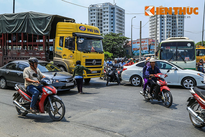 Một nhân viên xe buýt đã phải nhảy xuống đường chặn các xe ô tô lại để nhường đường cho các phương tiện khác như xe máy, xe buýt lưu thông.