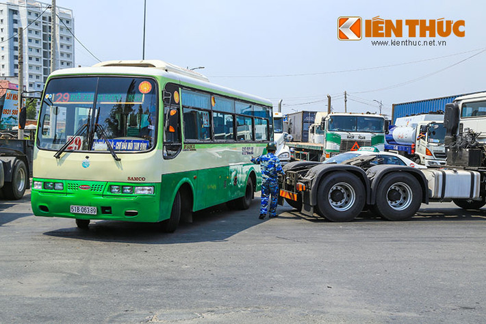 Đến hơn 13h cùng ngày, tình trạng giao thông qua khu vực này có phần thông thoáng hơn, tuy nhiên các phương tiện phải lưu thông với tốc độ rất chậm khi đi qua đây.