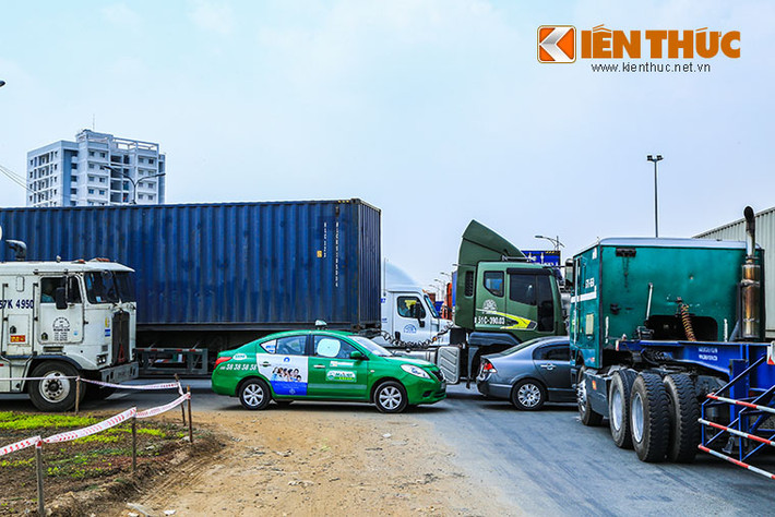 Do vắng bóng lực lượng CSGT điều tiết, phân luồng, các phương tiện lưu thông không theo một trật tự nào khiến tình hình giao thông tại khu vực này trở nên hỗn loạn.