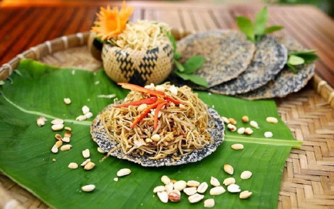 Nghĩ đến đặc sản Nghệ An là hầu hết ai cũng nghĩ ngay đến nhút Thanh Chương - một loại đồ muối ăn kèm đặc biệt của người dân miền Trung. Món ăn mà đã từ rất lâu đã xuất hiện trên các mâm cơm của người dân nơi đây và đang được rất nhiều người yêu thích.