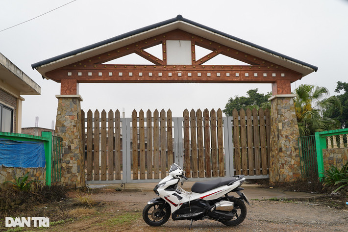 Cổng vào "dự án ma" Green Oasis Villas này cũng được khép kín.