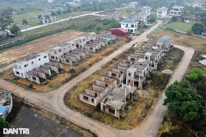 Ngoài một số biệt thự đã được đưa vào sử dụng, đa số các công trình trong "dự án ma" này đang xây dựng dở dang sau khi bị cơ quan chức năng "tuýt còi".