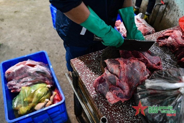 Hổ được cho ăn 2 lần/ngày. Trong tuần có một ngày cố định các “bảo mẫu” không cho ăn để kích thích bản năng tự nhiên của từng con. Khẩu phần ăn luân phiên gồm thịt bò, thịt gà, xương sườn, gan... khoảng 5 – 6kg thịt mỗi bữa.