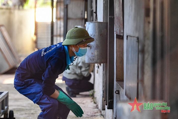 Hệ thống cửa chuồng được thiết kế chắc chắn, điều khiển kéo mở phía bên ngoài. Công việc đầu tiên vào mỗi buổi sáng của các "bảo mẫu" là quan sát, kiểm tra biểu hiện, hành động của từng con hổ xem có bất thường gì không. “Việc theo dõi hoạt động của từng con hổ rất quan trọng, giúp chúng tôi biết con nào căng thẳng, yếu tố nào tác động tới tính nết, đặc tính... của chúng”, chị Lương Quế Thùy chia sẻ.
