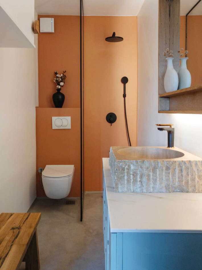 Thiết kế trang trí tường đầy độc đáo cũng là một điểm nhấn không thể bỏ qua bên trong phòng ngủ. Thiết kế mang đến cho người dùng cảm giác bình yên giống như đang ở khu nghỉ dưỡng trong chính ngôi nhà của mình. Tuy diện tích không quá rộng rãi nhưng thiết kế phòng tắm lại gây ấn tượng rất mạnh. Sự tương phản về màu sắc mang đến tính thẩm mỹ cao cho căn phòng. Tất nhiên đi cùng với đó là thiết kế phòng tắm đầy tiện dụng cho người dùng.