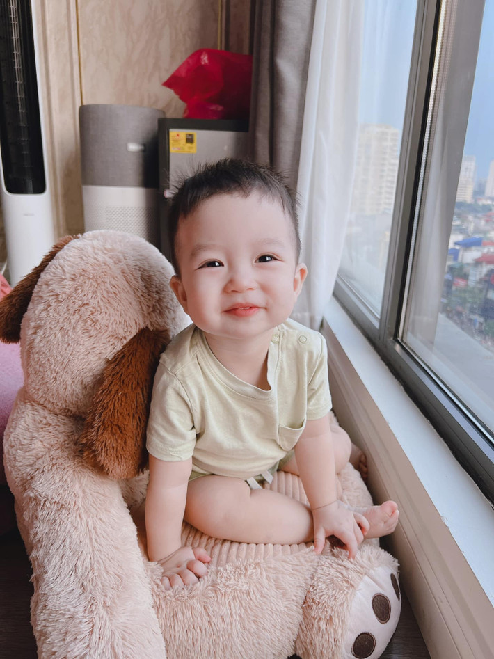 Sáng 4/11, ca sĩ Bằng Kiều chia sẻ những hình ảnh đáng yêu của con trai thứ 4 có tên là Benly Bằng Nguyên. Dù chỉ mới hơn 1 tuổi nhưng trông bé vô cùng bụ bẫm và có nhiều nét giống bố.